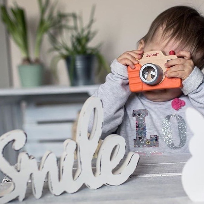 Appareil photo jouet en bois Janod orange avec étui silicone
