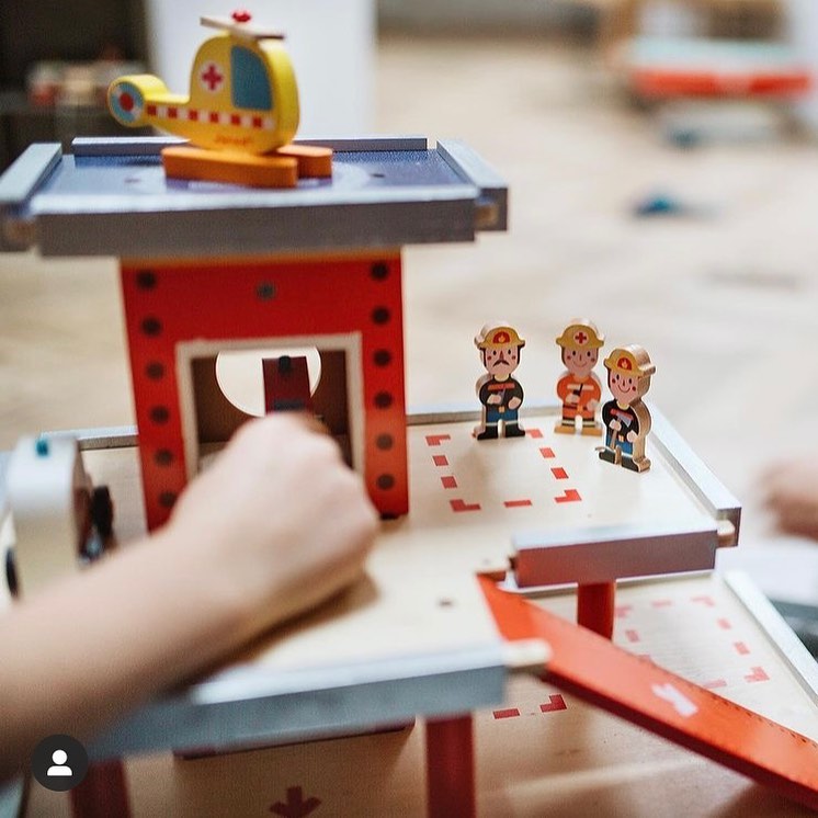 Caserne de Pompiers en Bois avec 5 Véhicules Inclus
